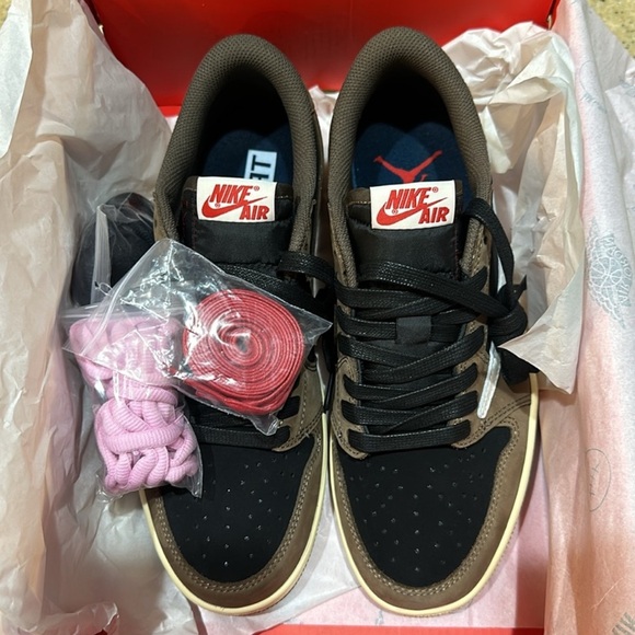 Travis Scott dunks - Picture 3 of 3